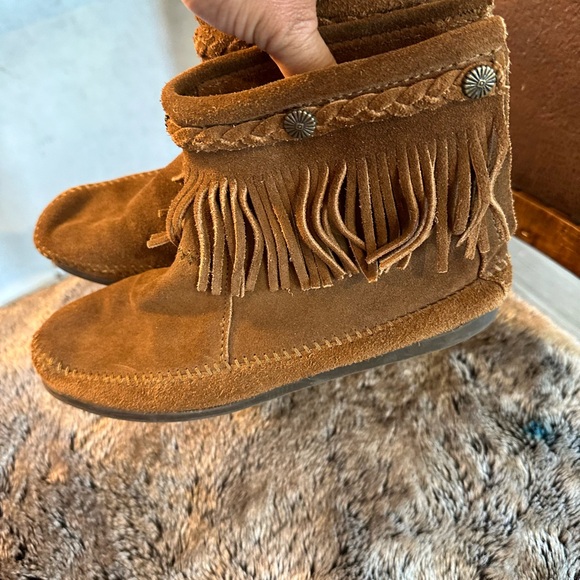 Minnetonka Brown Suede Fringe Moccasins Concho Ankle Boots, Size 9 - Picture 7 of 8